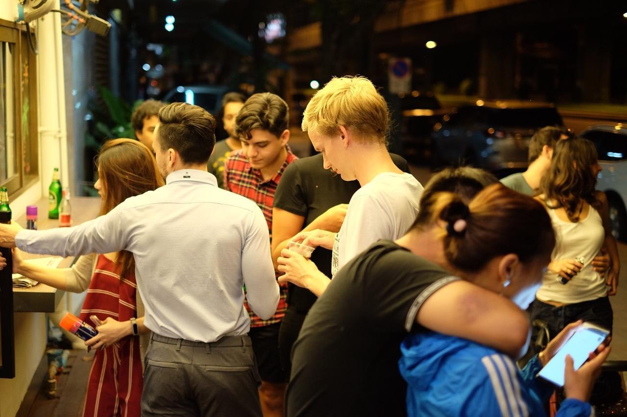 Yaks House Hostel - Sha Plus Bangkok Bagian luar foto